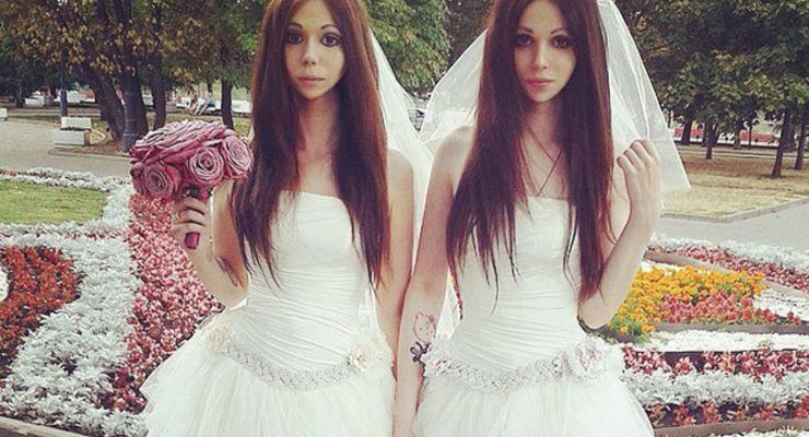 В Москве поженились две невесты