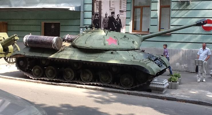 В Киев пригнали танк, который боевики сняли с постамента на Донбассе