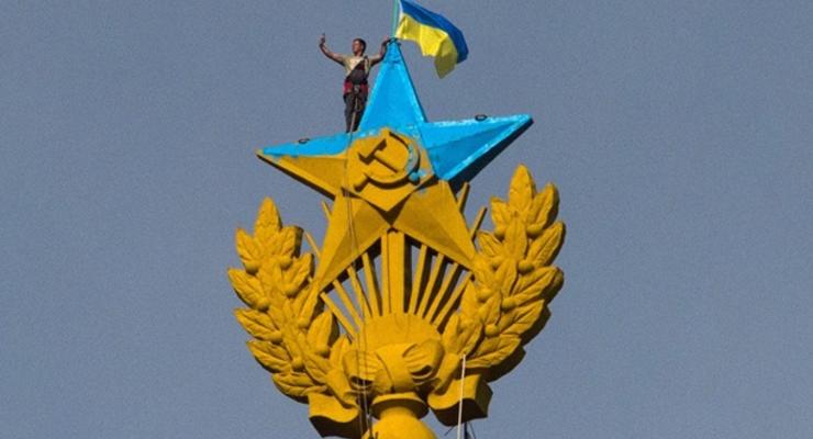 Порошенко увидел символизм в украинском флаге в Москве и запускает флешмоб в Украине
