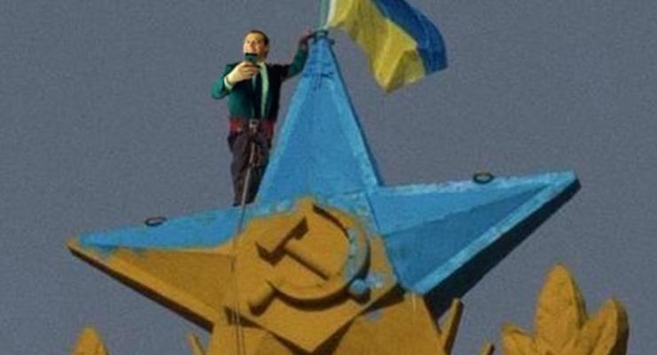 Медведев, ты? Фотожабы на желто-голубой шпиль московской высотки