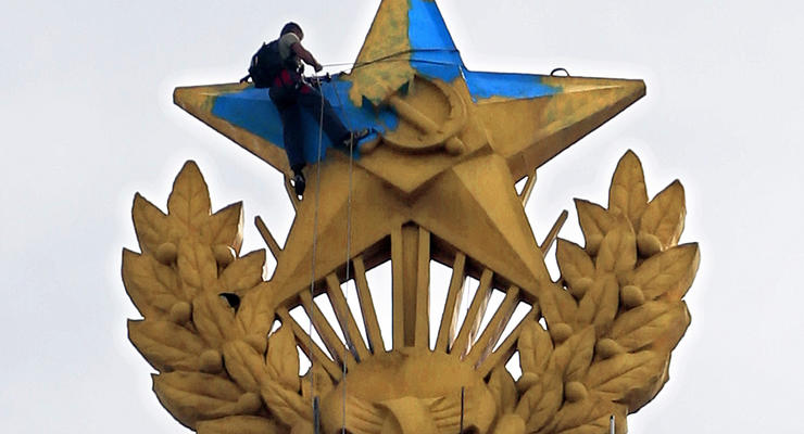 День в фото: Звезда цвета украинского флага и подготовка к параду