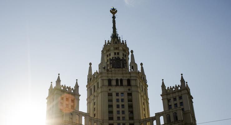В Москве перекрашивают шпиль высотки в желтый цвет (фото)