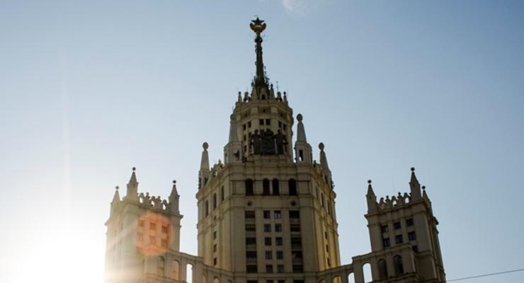 Раскрасивших звезду на высотке в Москве "вандалов" переквалифицировали в "хулиганов"