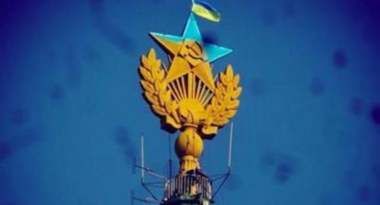 Задержанных за украинский флаг над Москвой отправили под домашний арест