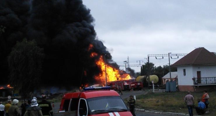 В Черкасской области сошел с рельсов грузовой поезд, горят 11 цистерн с топливом