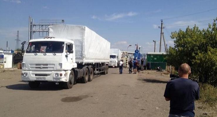Гуманитарный конвой едет по Украине. Груз сопровождают боевики (фото)