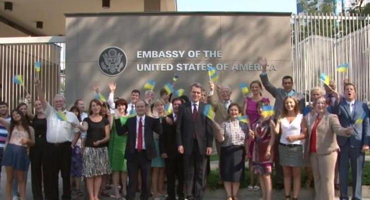 Ко Дню независимости сотрудники посольства США спели гимн Украины на 17 языках