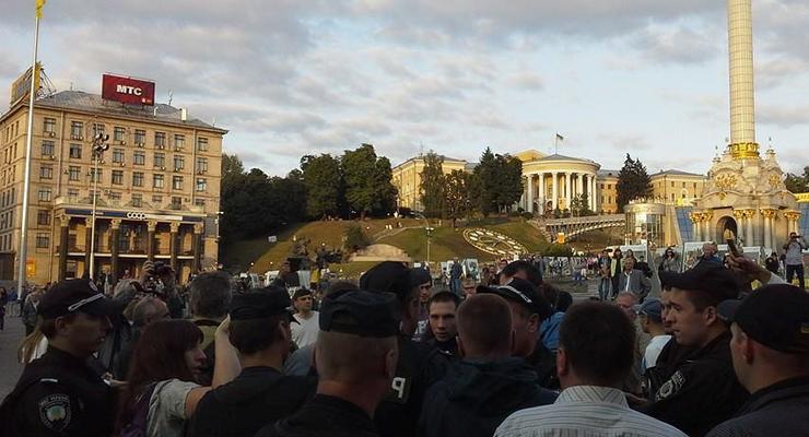 Милиция на Майдане разгоняет "антипарадный" митинг