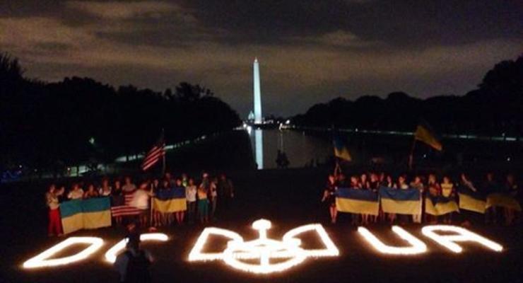 В Вашингтоне выложили из свечей большой трезубец  и спели гимн Украины