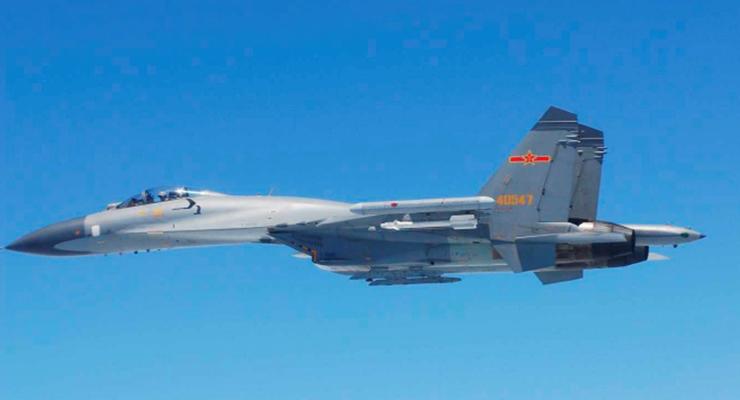 Китайский истребитель пытался перехватить патрульный самолет США