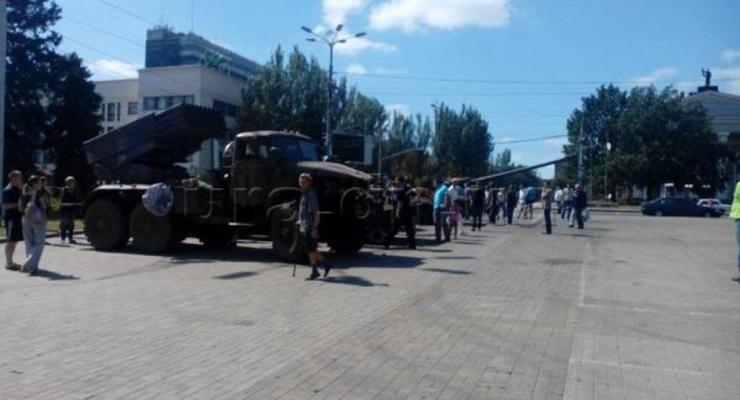 Сепаратисты выставили в центре Донецка поврежденную военную технику