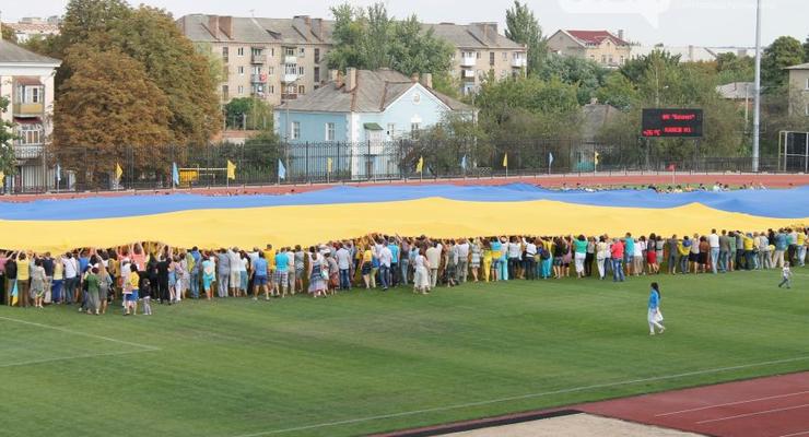 В Артемовске развернули самый большой флаг Украины