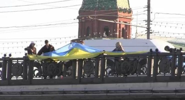 Пять человек задержаны в центре Москвы при попытке развернуть флаг Украины