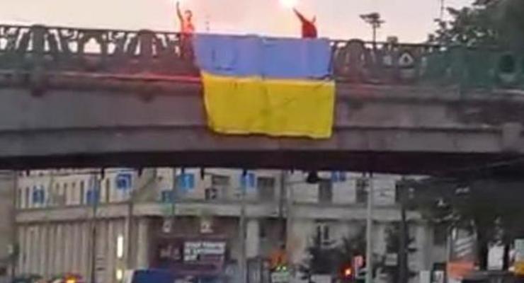 На мосту в Санкт-Петербурге вывесили украинский флаг