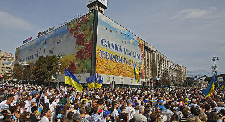 Тысячи киевлян исполнили гимн Украины на Майдане (видео)