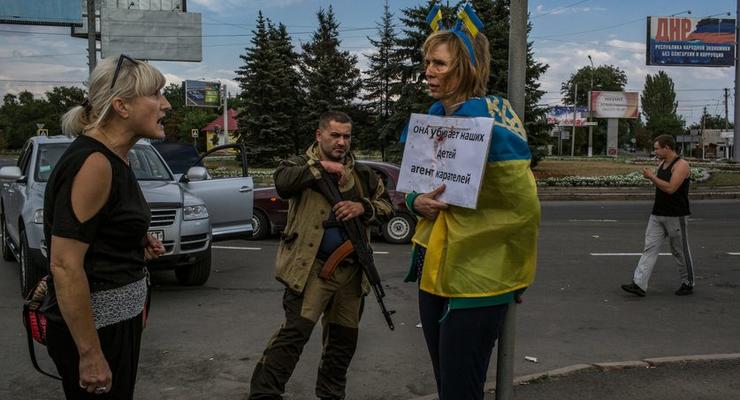 В Донецке женщину приковали к столбу с табличкой «Она убивает наших детей»