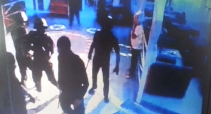 Неизвестные с оружием напали на ночной клуб в Одессе (видео)