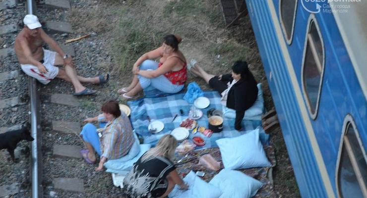 В Мариуполе переселенцы из зоны АТО поселились в поездах (фото)