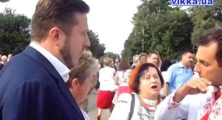 Депутат выступал на параде вышиванок под крики "Ганьба!" (видео)