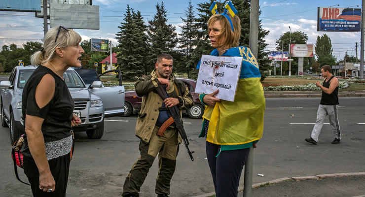 День в фото: издевательства над украинкой в Донецке и встреча Путина с Порошенко