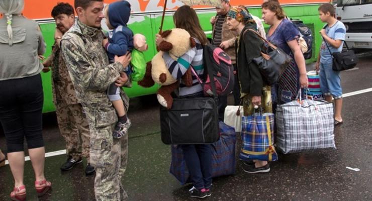 Корреспондент: Дорога к счастью. Как жители Луганска покидают охваченный войной город