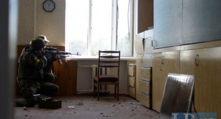 В Иловайске бойцы батальона Донбасс отстреливаются из школы (видео)
