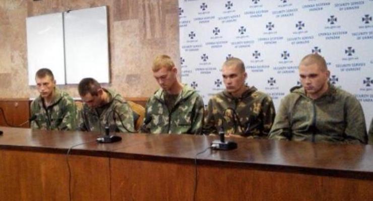Задержанных российских десантников доставили в Киев