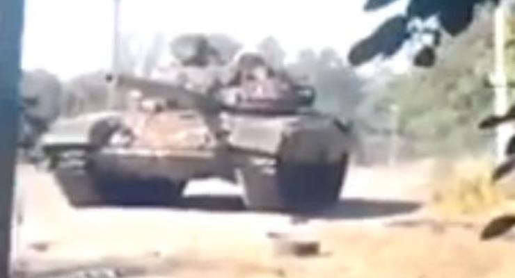 В СНБО показали видео с российским танком в Новоазовске
