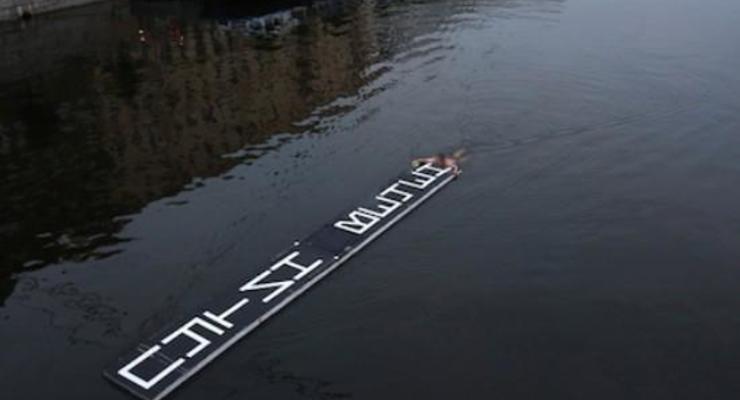 В Петербурге плавал мужчина с огромной надписью «Путин увечен» (фото, видео)