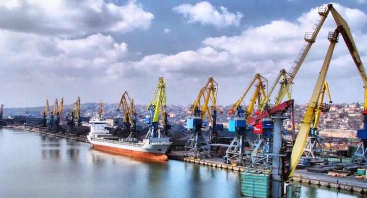 Мариупольский порт вывозит своих работников в Одессу - СМИ