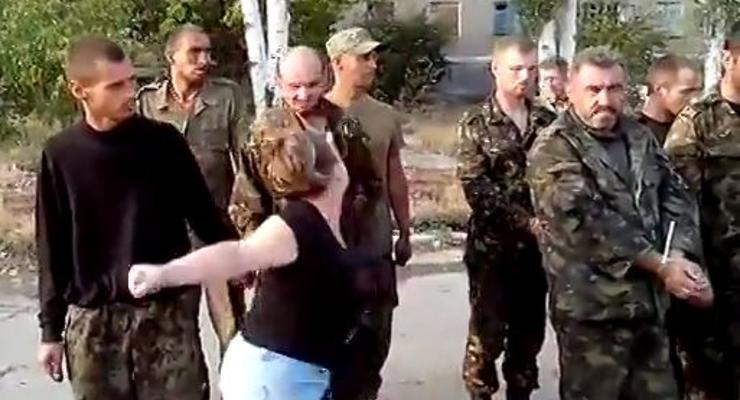Жительница Снежного побила пленного украинского солдата (видео)