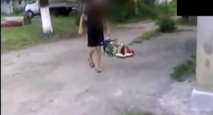 В России подросток выложил в сеть видео, на котором избивает пожилую женщину