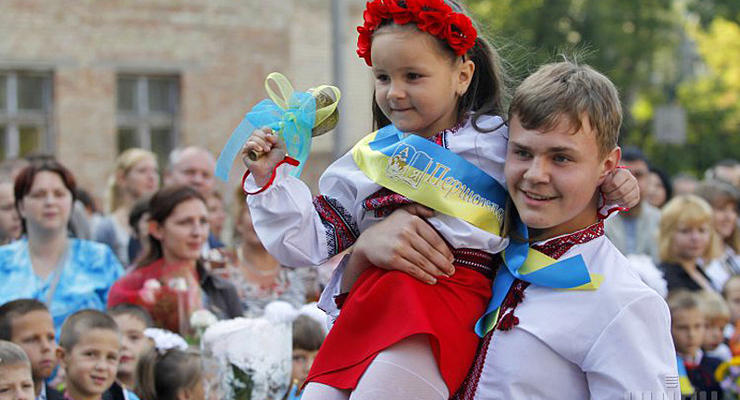 День в фото: патриотичное 1 сентября и сдача Иловайска