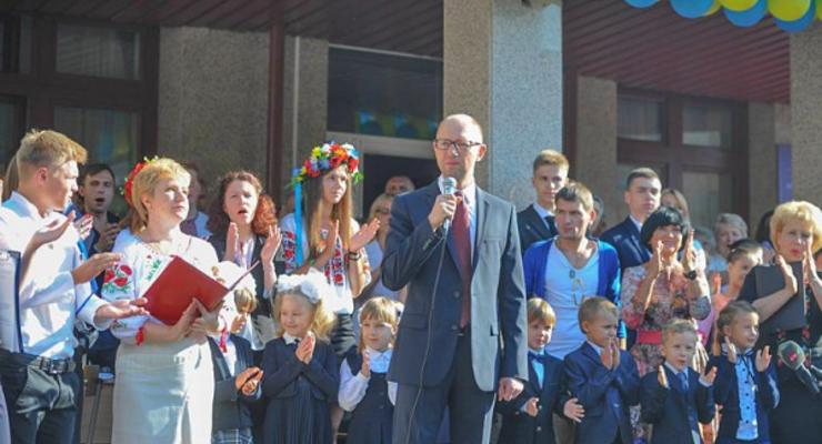 Порошенко и Яценюк с женами побывали в школах в День знаний (фото)