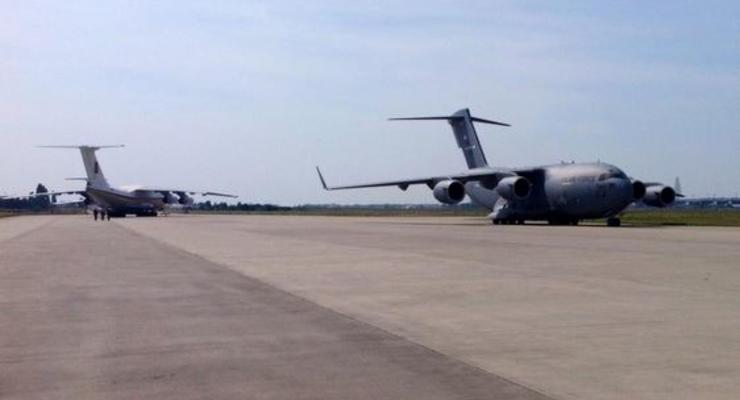 Американский сенатор прилетел в Борисполь на военном самолете