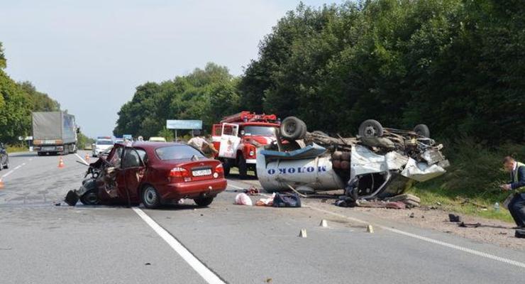 В Ровенской области грузовик столкнулся с автомобилем, погибли четыре человека