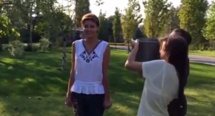Семья Порошенко в поддержку флэшмоба облилась холодной водой (видео)