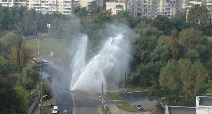 В Киеве прорвало трубу: появился 10-метровый фонтан (видео)