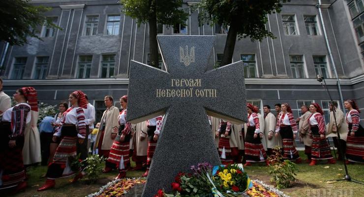 В Киеве открыли памятник Героям Небесной Сотни (видео)