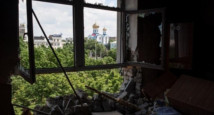 В Луганске под обстрел попали жилые дома и здание детсада