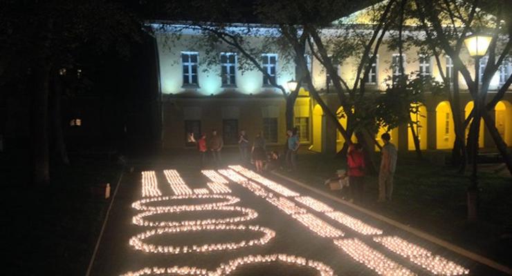 В Москве в память о погибших в Украине зажгли тысячи свечей (фото)