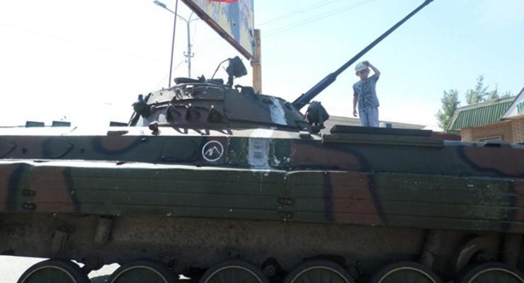 В Перевальске провели военный парад в честь освобождения Донбасса (видео)
