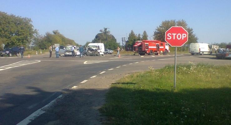 В Ровенской области столкнулись три автомобиля: погибли четыре человека