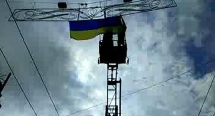 Активисты снова вывешивают украинские флаги в центре Харькова (видео)