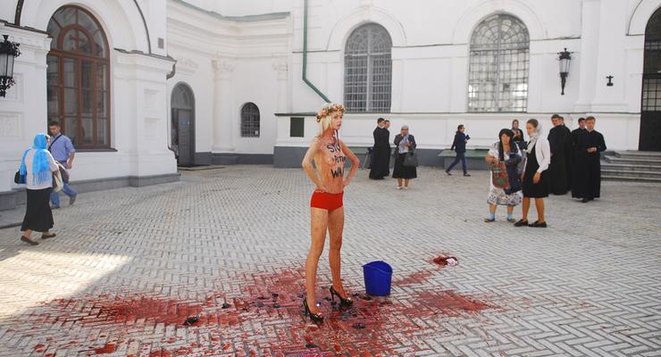 Голая активистка Femen облилась «кровью» в Киево-Печерской лавре