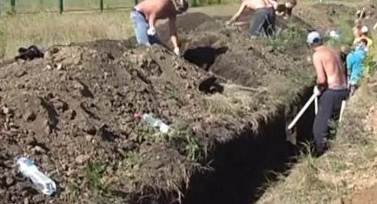 В Харьковской области активисты с самого утра копают окопы