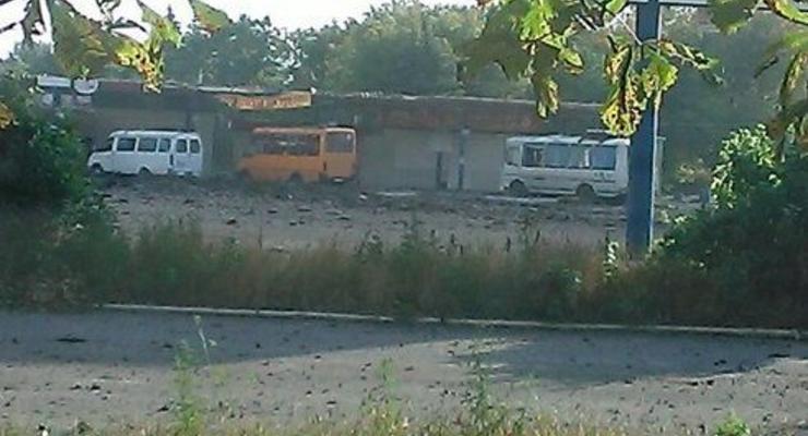 В Макеевке снаряд попал в автобус, есть жертвы – СМИ