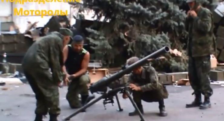Боевики Моторолы показали, как они стреляют из жилых кварталов (видео)