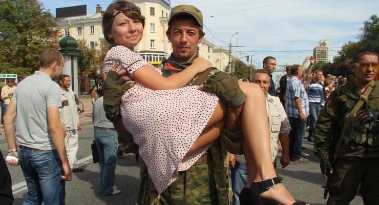 Жители Луганска отпраздновали день города в обнимку с боевиками (фото)