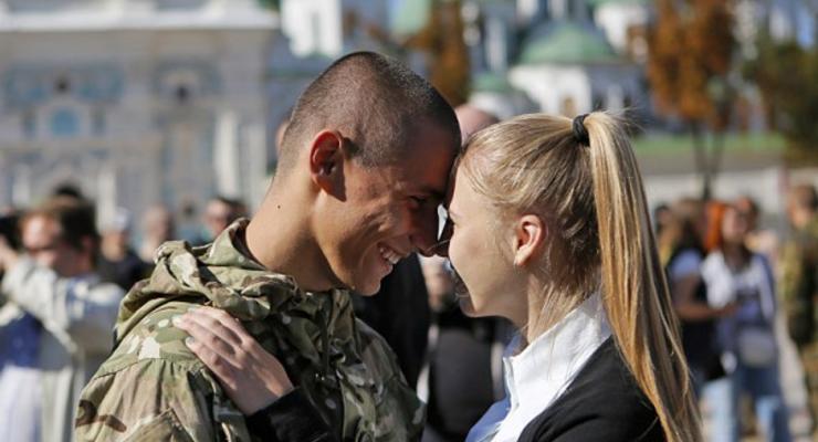 В Киев из зоны АТО вернулись бойцы батальона Азов
